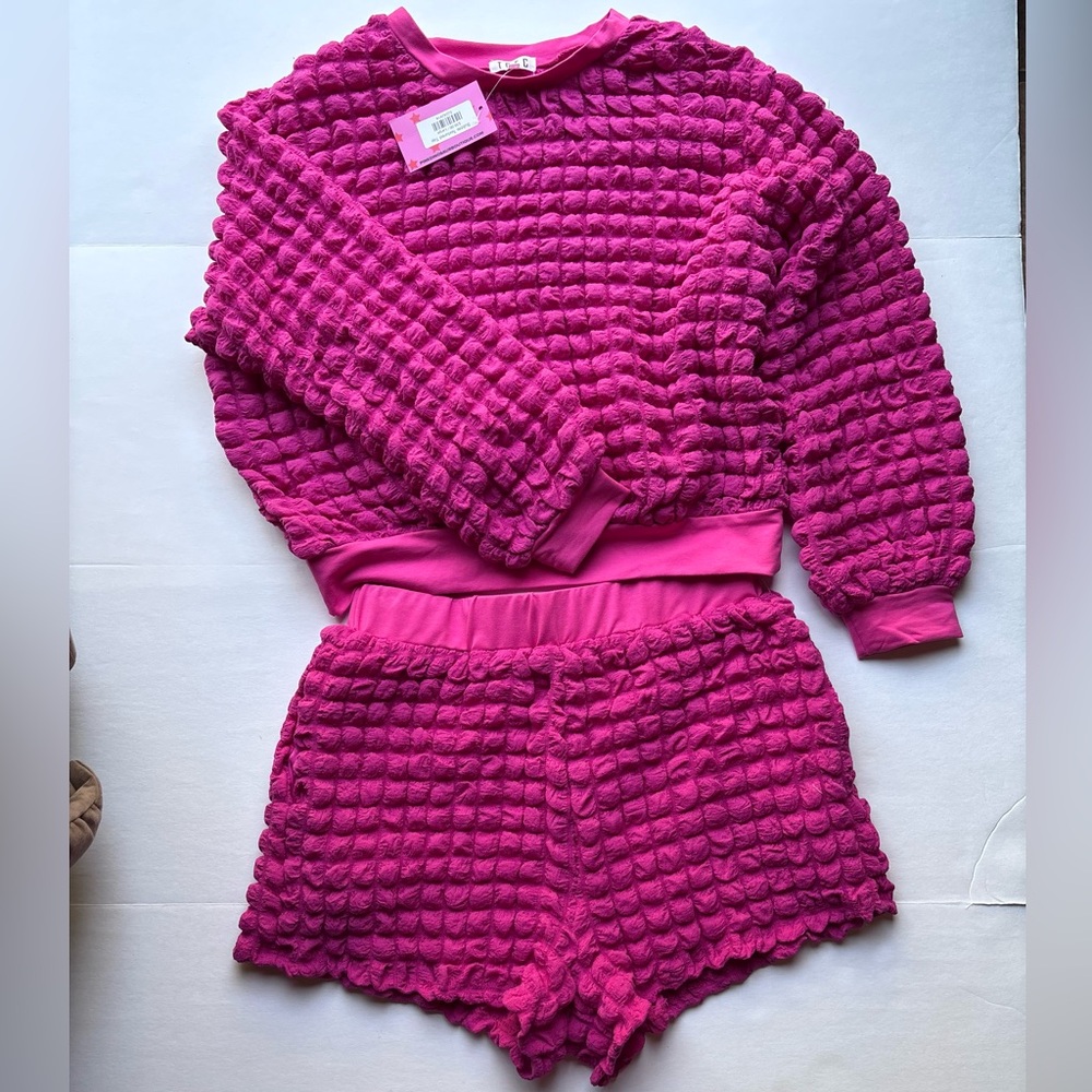 Pink bubble Textured Lounge Set.‎ Brand new with tags. Size large.